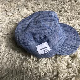 As New Condition 
Only worn once
Lovely and soft baby Cap / Sun Hat
0 3 Months 
Only £1