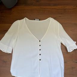 Super erhaltene und kaum getragene Bluse mit süßer Knopfleiste von Zara in weiß/Creme. Größe S