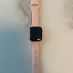 Verkaufe eine Apple Watch Series 6 40mm in roségold. Die Uhr ist in einem Top Zustand, keine Kratzer oder ähnliches. Neues Ladekabel, Originalverpackung und sämtliches Zubehör sind dabei. Preis verhandelbar.