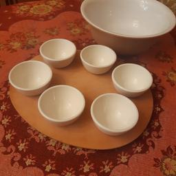 Set ciotole da cucina, nuovo mai usato.
In ceramica, ciotola grande più 6 ciotole piccole con base dedicata in legno.
25 €