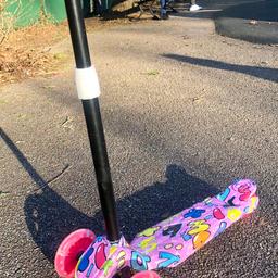 Girl’s scooter, in a very good condition as rarely used.