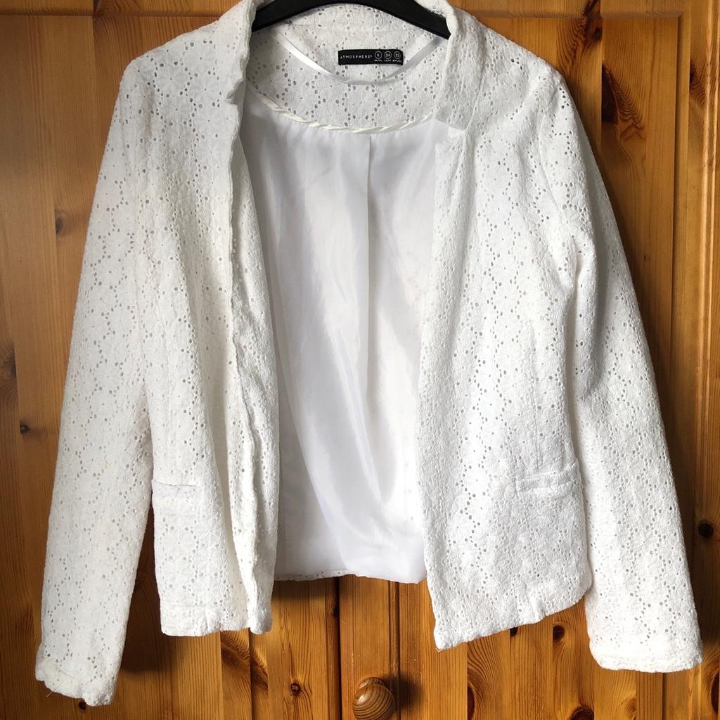 White, fully lined, edge to edge jacket with faux front pockets, size 6, by Primark.
Good condition.