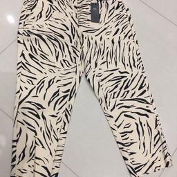 Crop Trousers
M & S Collection
Size 16 short
Comfort stretch fit
Side pockets
Cotton & Elastane
Colour - Cream with black print
New with tags