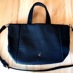 Sehr gut erhaltene Vleder Bag Handtasche in Schwarz, nur 1 mal getragen.

Im Inneren eine Seitentasche mit Reißverschluss - mit rosa Stoff und Logo.

Bei Interesse bitte melden.