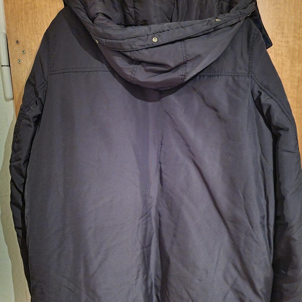 Verkaufe hier eine Tommy Hilfiger Winterjacke Gr. XXL in schwarz. Wurde nie getragen und liegt seit Monaten nur im Schrank. Zustand ist einwandfrei.
Versandkosten extra