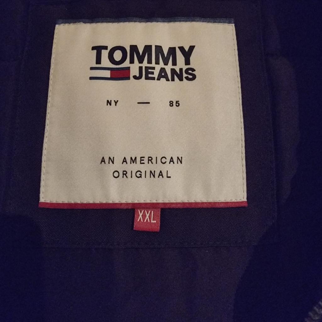Verkaufe hier eine Tommy Hilfiger Winterjacke Gr. XXL in schwarz. Wurde nie getragen und liegt seit Monaten nur im Schrank. Zustand ist einwandfrei.
Versandkosten extra