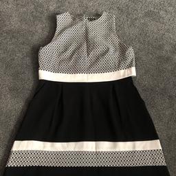 This is a gorgeous black and white, pleat and pocket dress with apron top and open/split back. Worn once so it fantastic condition it just needs a wash to freshen it up as it has been in storage.

From Warehouse.

Size 18

Pick up from OL9/North Chadderton area if Oldham.

Any questions please ask 😊