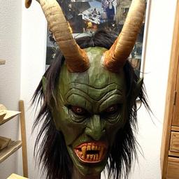 Verkaufe eine neue Krampus Maske aus Zirbenholz geschnitzt, mit echtem Horn und Ziegen Kopffell
Perchten Maske Loavn Toifl Teufel Holzkunst Schnitzerei Zirbe