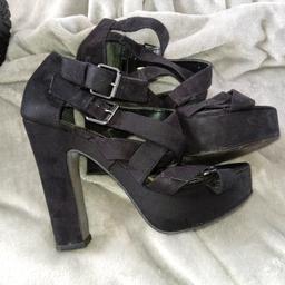 ladies platform size 7 Black velvet,
fearne cotton branded
really high !! 
collection only dy1 russells hall