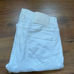 Super erhaltene und kaum getragene weiße 7/8 Jeans von Zara im destroyed/ripped look.Größe 34