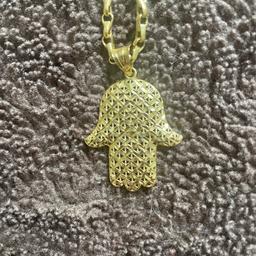 lovely chain and pendant.
could pass as new.
weight is around the 15g mark.
I'm aware of scrap prices and this in no way needs to be scrapped.
Hallmark 750 on hand.