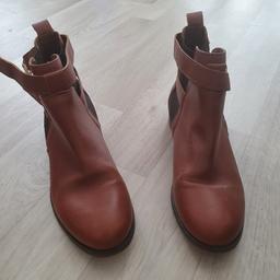 Never Worn

2 Buckle Tan Chelsea Boot

River Island

Size 6 (39)

Collection E14 or Post for £4.00