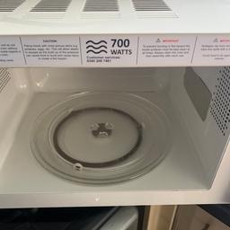 Russell Hobbs cream microwave oven. 17 litres. 700w. Only used a few times. In vgc.