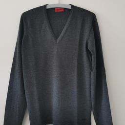 Verkaufe einen in sehr gutem Zustand, selten getragenen Hugo Boss Strick-Pullover in grau.
Größe M, fällt eher aus wie Größe S.
NEUPREIS 150 Euro
