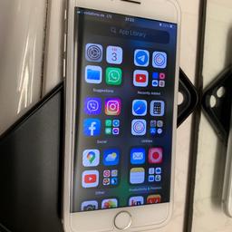 Zum Verkauf steht ein iPhone 7 in Silver mit 32GB und Akku Kapazität von 100% !!

Das Handy befindet sich in einem wunderschönen zustand da immer mit Schutzhülle und Panzerglas getragen wurde..