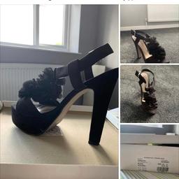Worn once. Size 6 Dorothy Perkins platform sole high heeled sandal.
Still in box