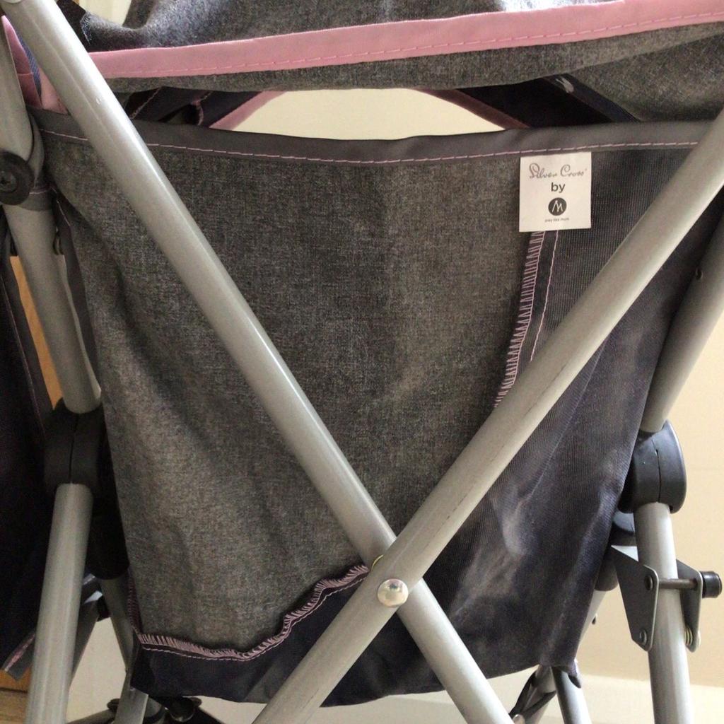 Silver Cross dolls double buggy in excellent condition, hardly used and only been played with in the house. Has adjustable handles to to grow with your little one.
Purchased from playlikemum.com
Also comes from a smoke and pet free home.
Collection only and cash on collection please

PLEASE DON’T CONTACT ME FROM OTHER COUNTRIES