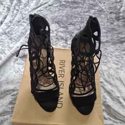 river island 
black 
size 5 
really good quality 
other than the sole they look brand new 
worn once