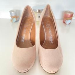 ODGI-Trends
Peach Rose Nude Beige
Suede Wedges
Size 4
Great condition only worn once for a christening
Great for any occasion
Check out my other items ☺️