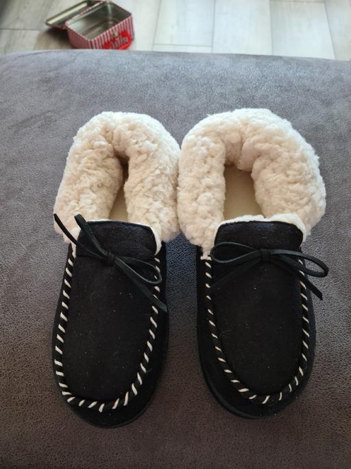 Buy & Sell Essex Basildon - Photos for Brand new fleece moccasin slippers Size 4