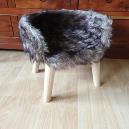 Hier verkaufe ich vom Dehner einen Sessel mit Fell, Maße: 40 x 36cm

Natürlich auch für kleiner Hunde geeignet.

Versand: 7,-€