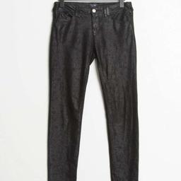 Verkaufe Hose der Marke Armani Jeans. Wurde einmal getragen, gefällt leider nicht zu 100%.
Die Hose ist aus einem schwarzen, schillernden Stoff.

Größe: 27
Beininnenlänge: 77 cm
Beinaußenlänge: 97 cm
Farbe: schwarz