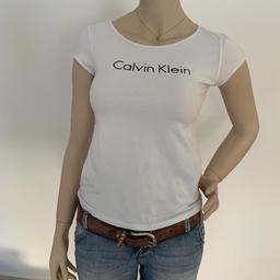 Original T-Shirt in weiß mit schwarzer Aufschrift von Calvin Klein , tailliert geschnitten , mit 5% Elasthan und 95% Baumwolle, Rundhals, kurze angeschnittene Ärmel.
Shirt ist neuwertig, kaum getragen, ohne Mängel!
Als Nachtwäsche oder kann auch gut unter Blazer oder Weste getragen werden. Weiches angenehmes Material
