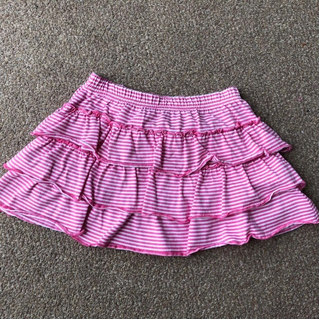 Very nice girl’s skirt George
Size 4 - 5 years
Very good condition, worn only few times
