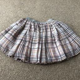 Beautiful skirt Next
Fully lined 
New, without tags, never worn
Size 3 - 4 years but I would say it will fit up to 5 years
