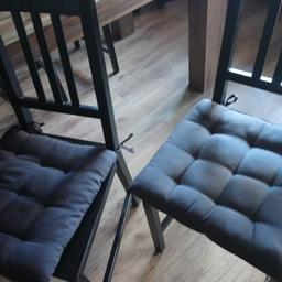 6 gut erhaltene Ikea Stühle mit gebrauchsspuren zu verkaufen wegen neu Anschaffung wenn erwünscht mit Bindekissen.