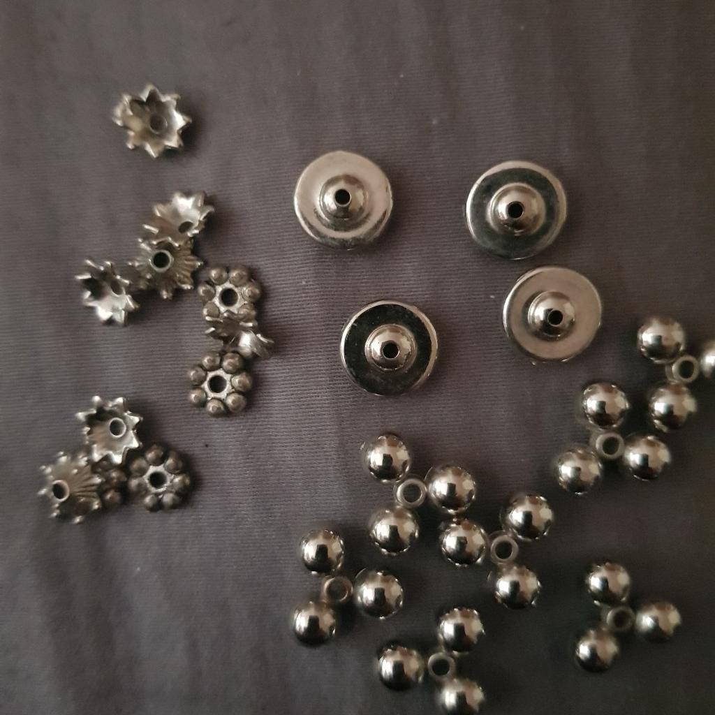 different sized silver metal beads in pack.
Selling other items please check them out.
Collection only b33
