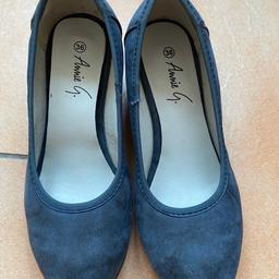 Damen Pumps in dunkelblau, Gr. 36. Super Zustand. Die Schuhe wurden lediglich 2 mal getragen. Barzahlung bei Selbstabholung. Versand möglich zuzüglich 4€.