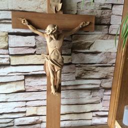Schönes handgeschnitztes Kruzifix Kreuz
Ideal für Schihütten, Berghütten,Stuben.
Höhe 62cm, Breite 30,5cm.
Höhe Korpus 27cm
Sehr guter Zustand