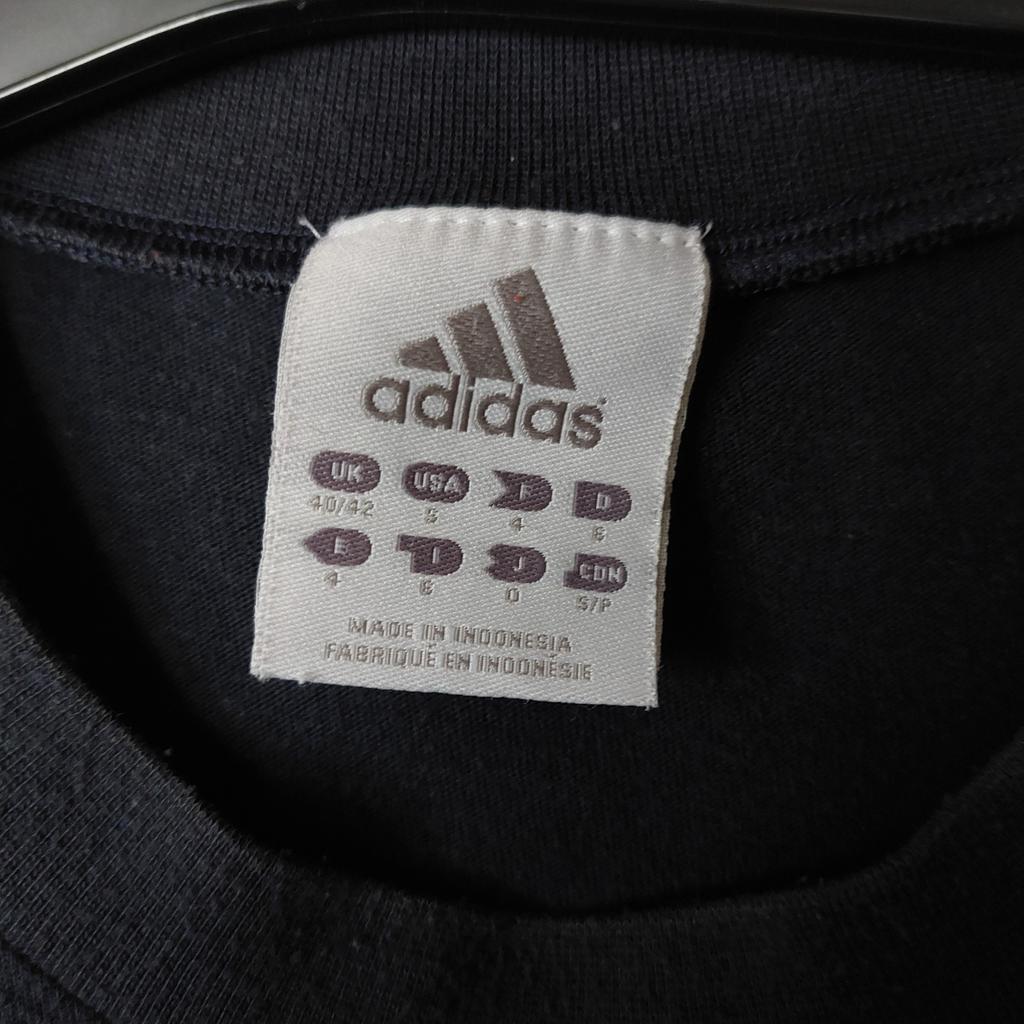 Verk. dunkelblaues gut erh. Shirt von Adidas, keine Flecken oder Verschmuztungen, für 10 Euro plus 2.50 Versand.