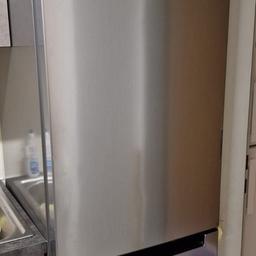 Mein Freund verkauft einen Kühlschrank.

sehr wenig gebraucht.