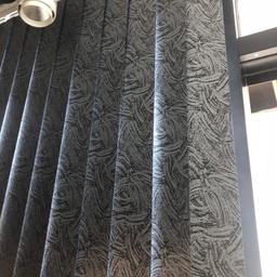 Marble effect black and grey blinds.
Measures approx 3.15m/2.45m
New.
