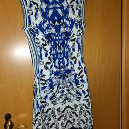 Blau Weißes Damenkleid mit hohem Viskose Anteil und fällt deshalb sehr schön . Marke Bodyflirt.
Versand zuzüglich Porto