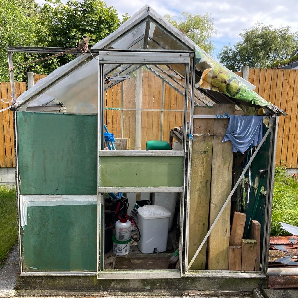 250 cm long
190 cm wide
200 cm high to apex
140 cm high to eaves

12 missing panes of glass.

Remaining glass removed ready to collect.

Can dismantle into roof and four sides.

Includes aluminium workbench.