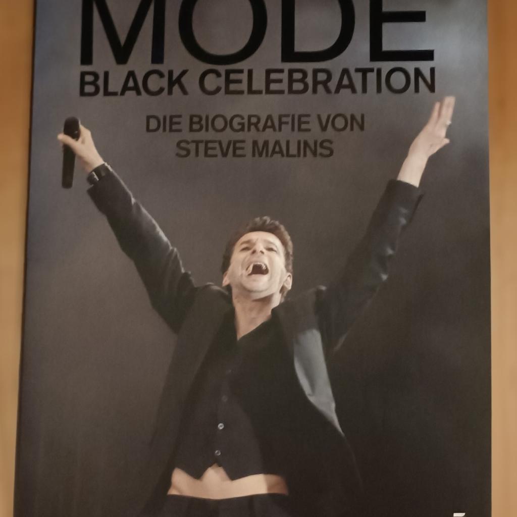 Hallo zusammen, hiermit wird eine komplette CD + DVD Sammlung von Depeche Mode aufgelöst. Es sind insgesamt 20 Alben, eine von Dave Gahan. Weiter geht es mit 4 Maxi's, 2 Special Edition und 6 DVD's. Hinzu gibt es das Buch Black Celebration, mit 288 Seiten. Es sind alles Original Sachen und der Zustand ist hervorragend.

Keine Garantie oder Rücknahme, da Privatverkauf.