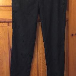 Beautiful print, black Zara trousers with pockets and zip as per picture

Size s

Unwanted