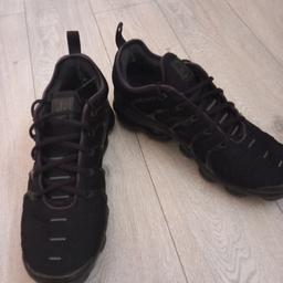 triple Black
size 10- will fit sizes 9 and 11
slightly worn, great condition