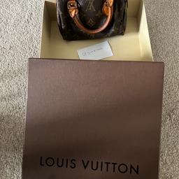 Louis vuitton vintage nano speedy Mini HL with original box monogram handbag

Made in france

Vintage piece

With original box
Has signs of wear

Still in great condition

Box is in great condition - original box

This piece is before the date codes were created by Louis Vuitton. Very rare piece.

Advanced patina