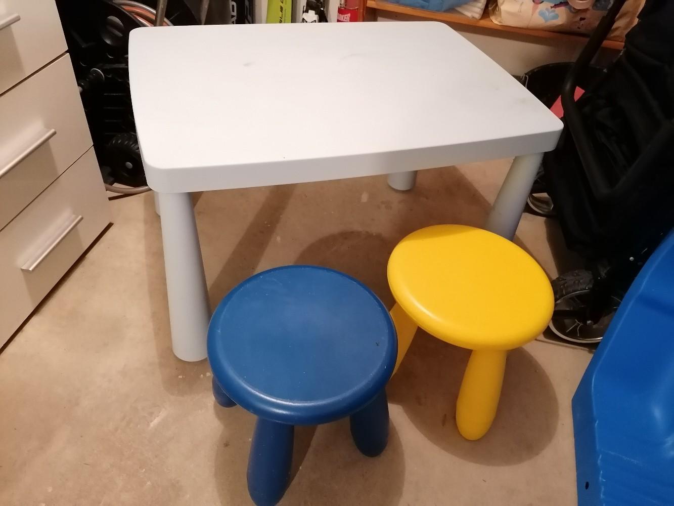 Ikea Mammut Tisch und zwei Stühle in 6850 Stadt Dornbirn für € 35,00