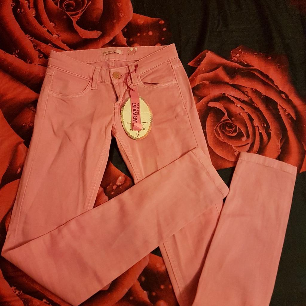 Jeans/ pantaloni marca Stradivarius, colore rosa, tg. XS/ S, un po' elasticizzato. Nuovi, ancora con etichetta.
Vendo anche borsa, scarpe e maglietta.
Guarda anche gli altri miei annunci.