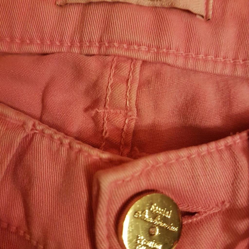 Jeans/ pantaloni marca Stradivarius, colore rosa, tg. XS/ S, un po' elasticizzato. Nuovi, ancora con etichetta.
Vendo anche borsa, scarpe e maglietta.
Guarda anche gli altri miei annunci.