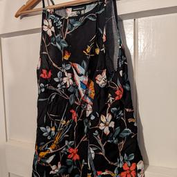 Botanical Flower Vest Top
Size 8, from Warehouse 
Very Good Condition, just been left in suitcase
From a smoke & pet free household
Collection & postage both welcome
**PLEASE CHECK OUT OTHER ITEMS I HAVE FOR SALE, HAPPY TO COMBINE POSTAGE COSTS**