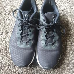BLACK AND WHITE NIKE TRAINERS 
SIZE 9
GOOD CONDITION