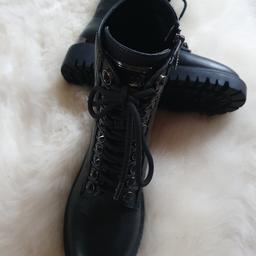 Neue Guess Stiefel mit Schwarz funkelnden
Steinen.Siehe Bilder