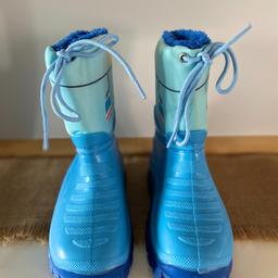 The Junior Snow Boots are an essential addition to your child’s winter wardrobe. Big kids shoe sizes UK10.5.