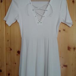 kurzes weißes Kleid mit Schnürung von H&M
gerippter Stoff
Größe: 36
ein paar mal getragen

